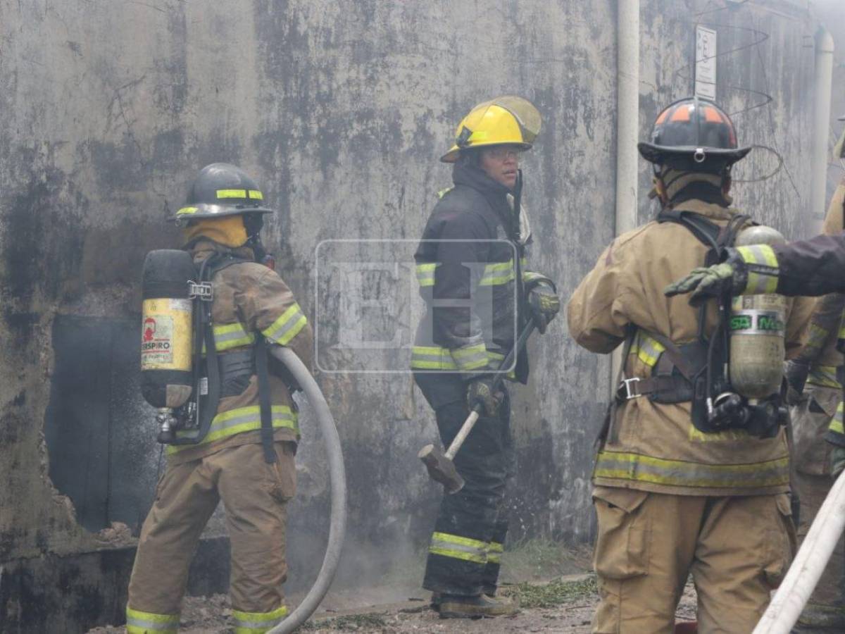 Rompiendo paredes: bomberos siguen buscando a desaparecidos en bodega del anillo periférico