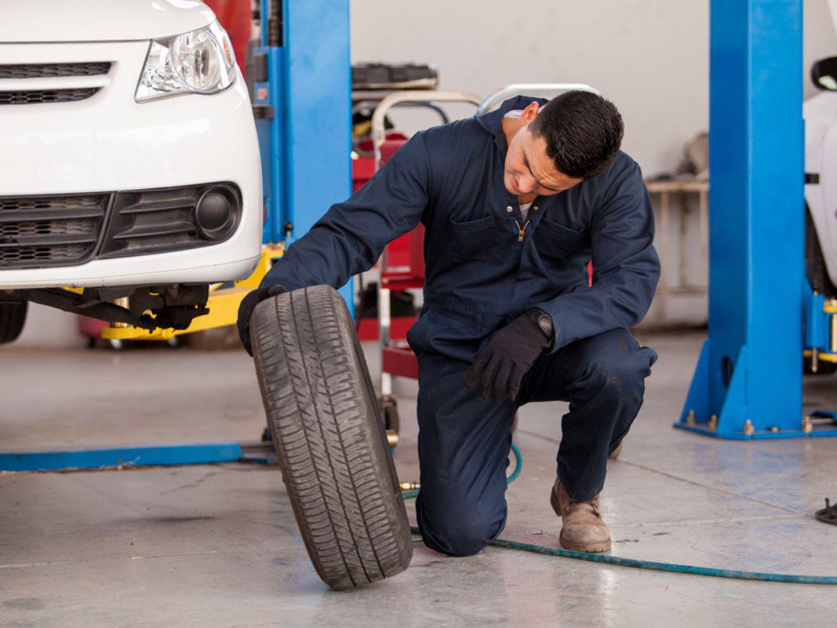 Asegúrese de escoger el tamaño correcto, pues una llanta de menor perfil limitará su seguridad activa y una de mayor perfil y anchura le reportará mayor consumo de combustible, lectura del velocímetro inexacta, pérdida de adherencia y de estabilidad y hasta podría rozar con elementos de la carrocería, dañarse y dañarlos.