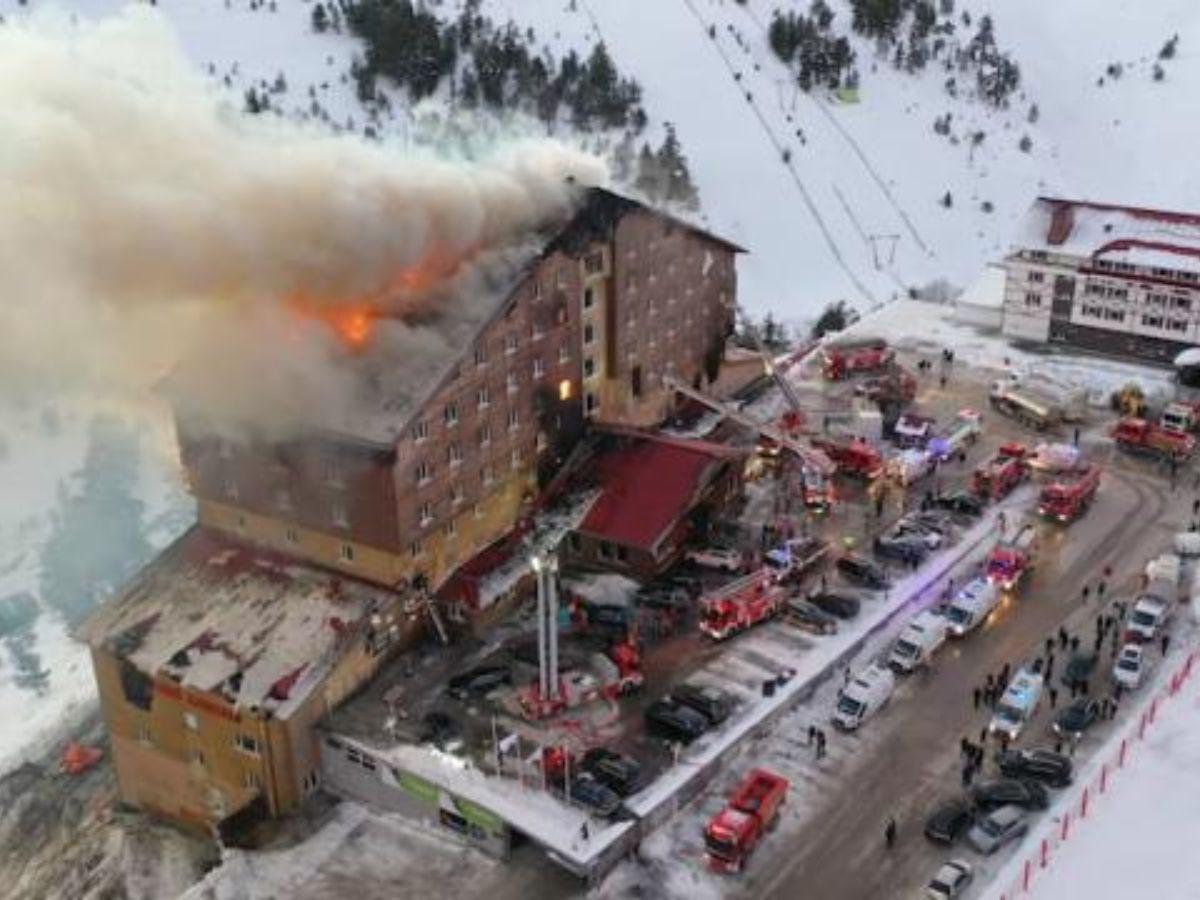 Voraz incendio en hotel de Turquía deja unas 69 personas muertas