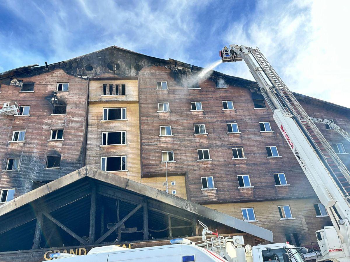 Voraz incendio en hotel de Turquía deja unas 69 personas muertas