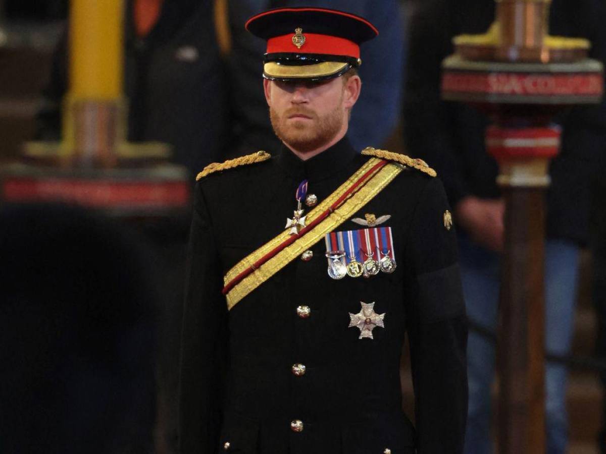 La decepción del príncipe Harry al portar su uniforme militar durante el funeral de Isabel II