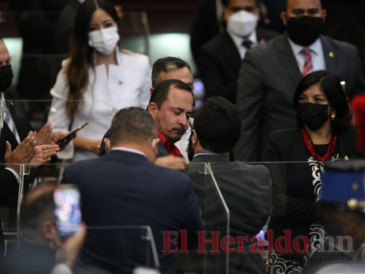 Momento en que Redondo daba la bienvenida a los diputados que inicialmente no votaron por él.