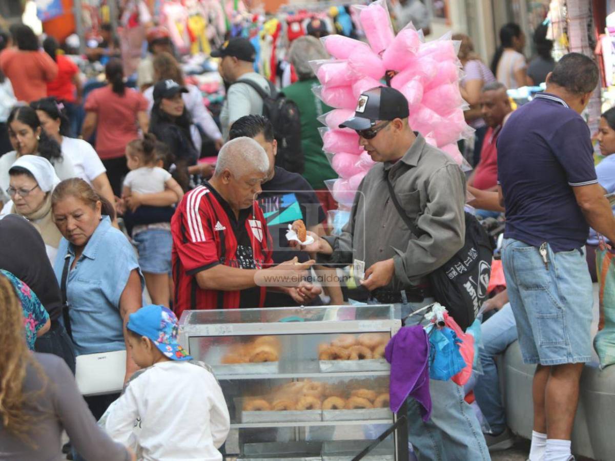 Paseo Liquidámbar: lleno de comerciantes y compradores en esta temporada navideña