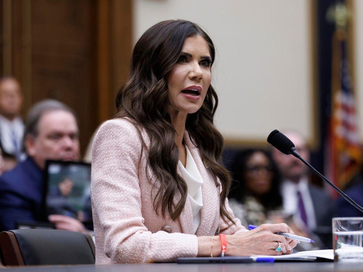 ¿Quién es Kristi Noem, la exsecretaria de Seguridad Nacional destituida por Trump?