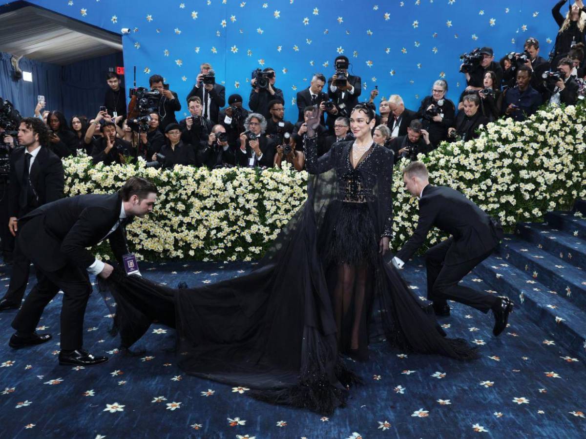 Vestida de negro y con transparencias, así fue el look de Dua Lipa en la Met Gala 2025