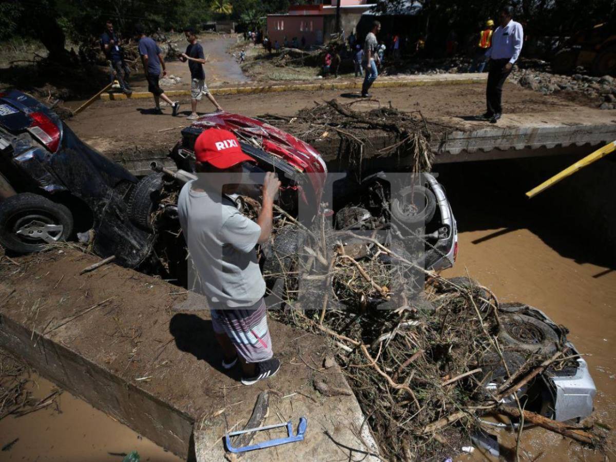 Casas inundadas y carros volcados: el caos en Río Abajo por las lluvias