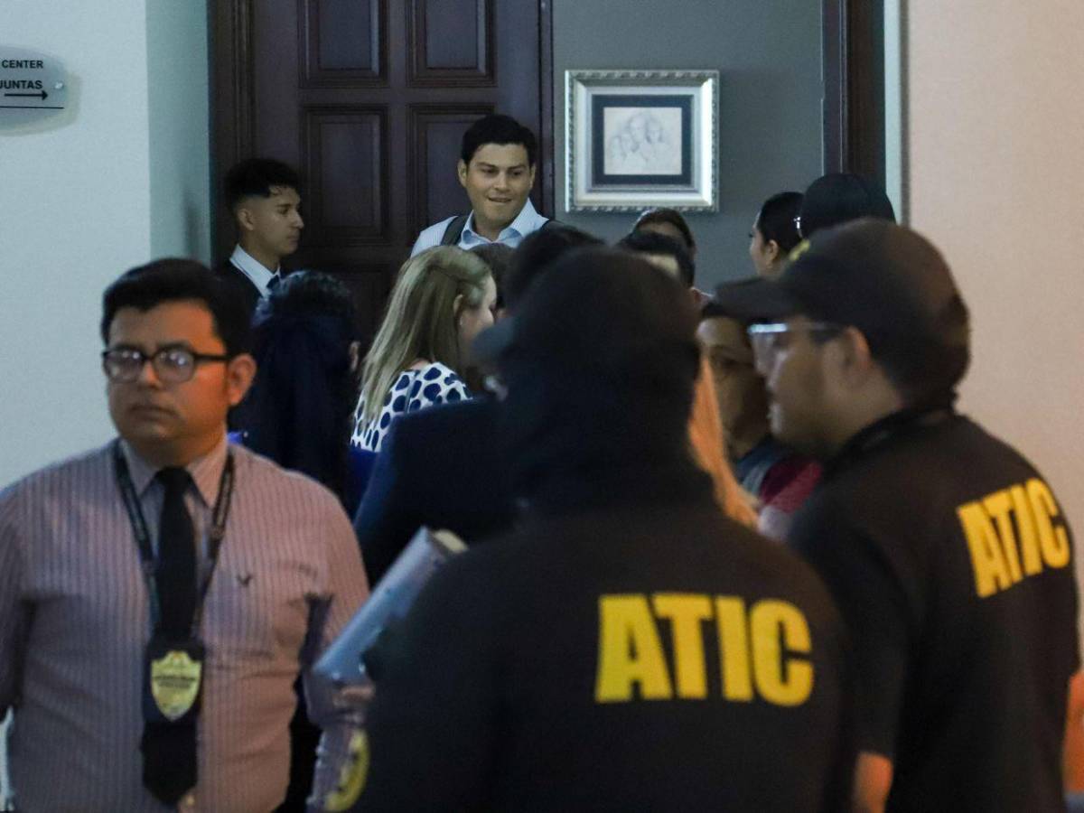 Cossette López y Paola Hall agradecen apoyo de simpatizantes; Ochoa sale solo tras declarar ante el MP Cossette López y Paola Hall agradecen apoyo de simpatizantes; Ochoa sale solo tras declarar ante el MP