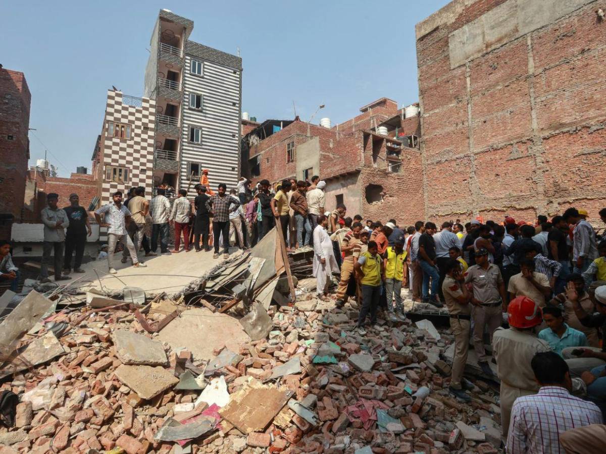 Búsqueda de cuerpos y daños estructurales: imágenes tras derrumbe en India
