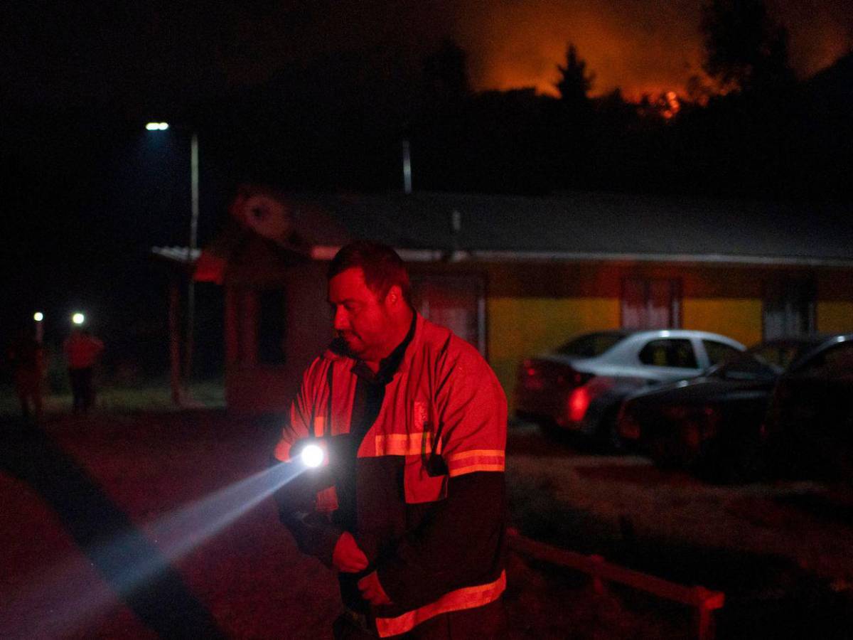 Megaincendios arrasan el sur de Chile y autoridades decretan estado de catástrofe