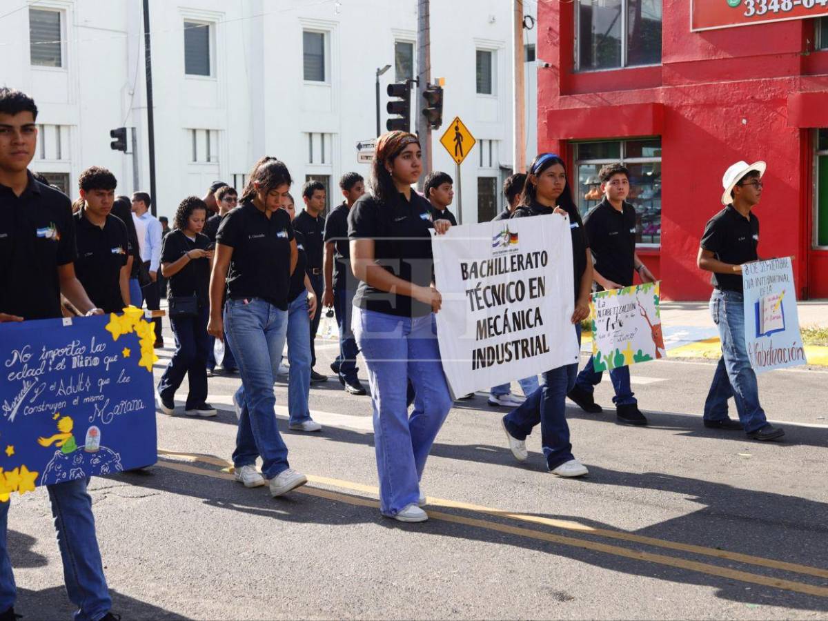 Con bandas y pancartas, estudiantes desfilan en SPS por el Día de la Alfabetización