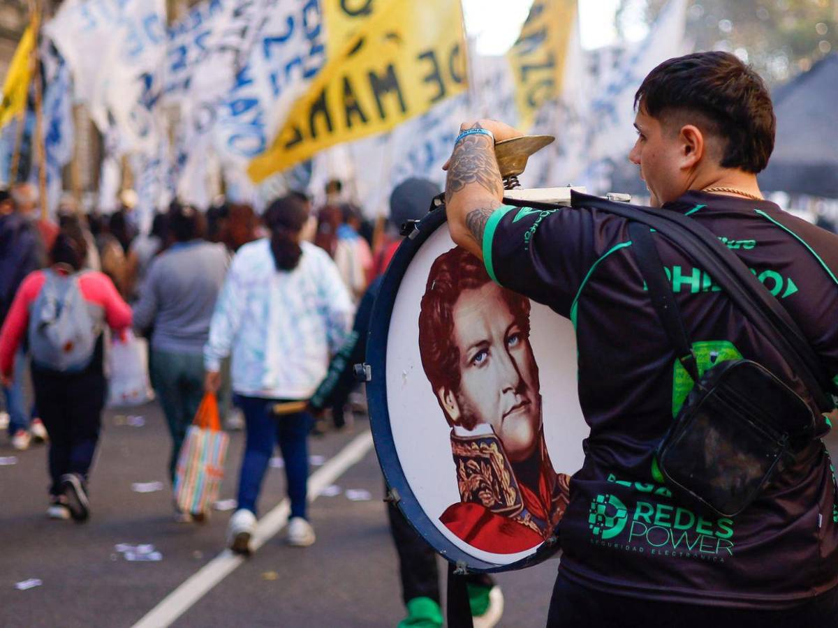 Miles de argentinos marchan contra las políticas de Milei en el Día del Trabajador