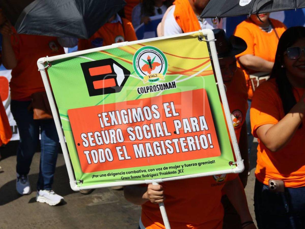 Pólvora, disfraces y pancartas marcan la marcha del 1 de mayo en la capital