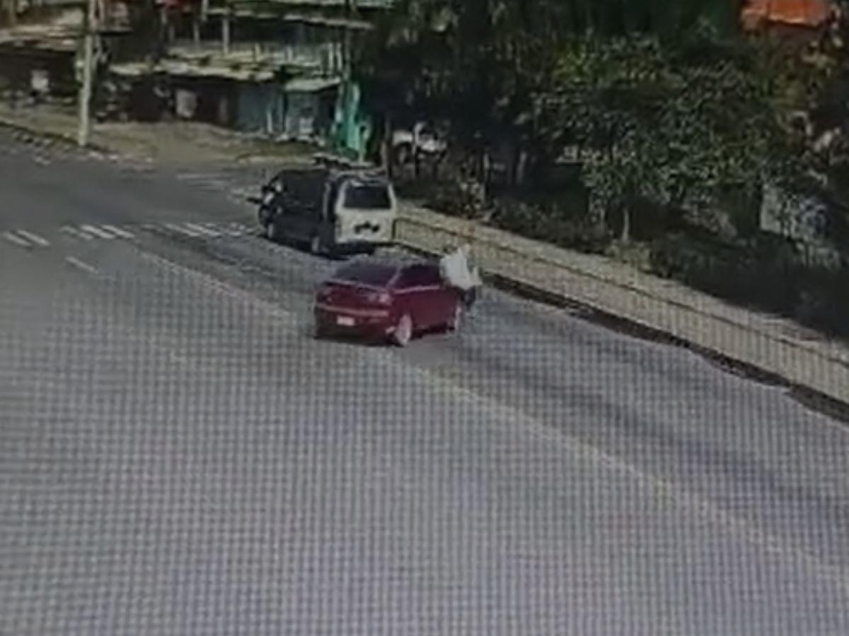 Cámaras captan el momento en que una mujer siguió y atropelló a su expareja tras una discusión