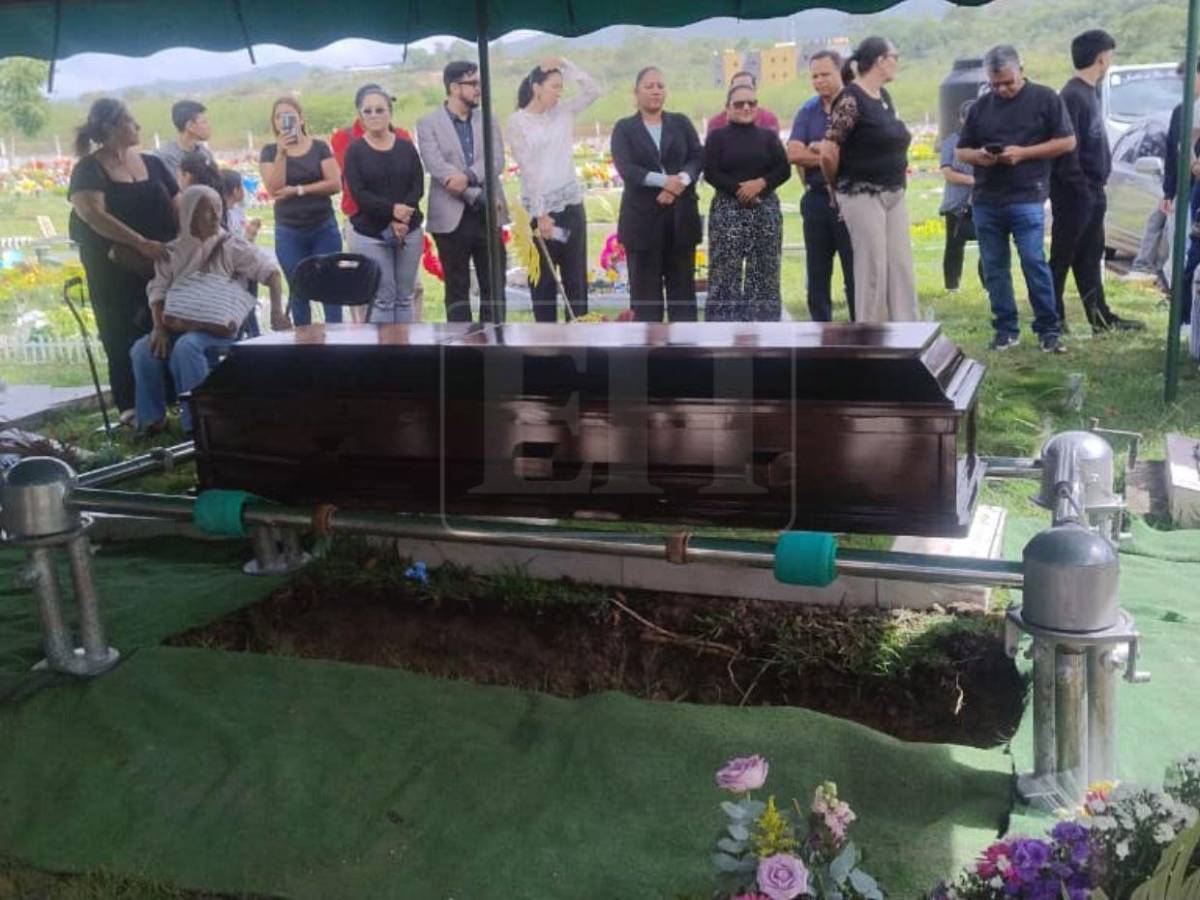 Con flores, palabras de amor y aplausos: así despiden a la periodista Bessy Carolina Martínez