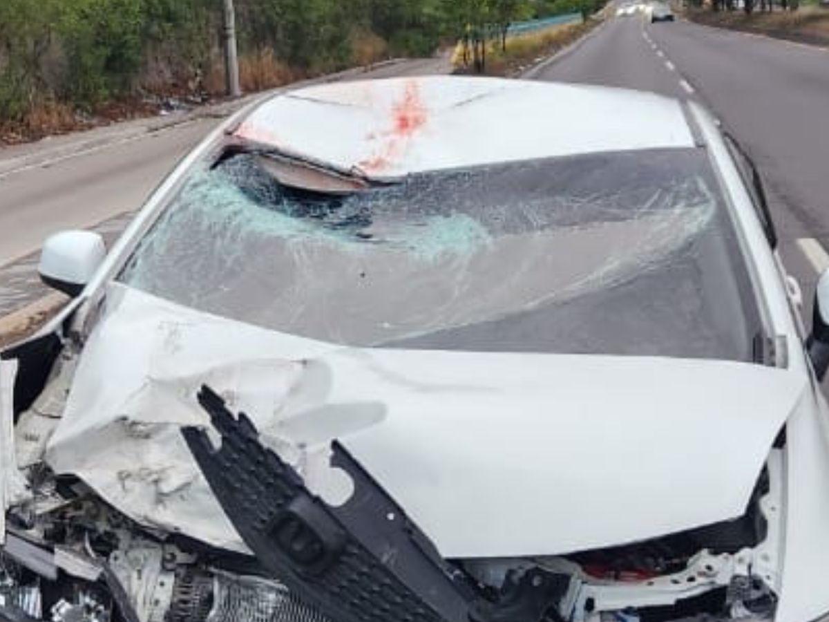 Con el carro destrozado y con sangre: así intentó huir un hombre tras matar a un motociclista