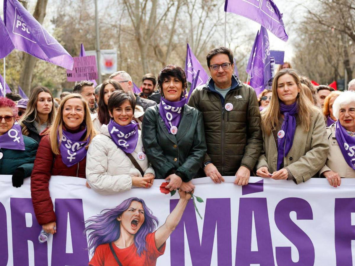 Las calles de Madrid se llenan de morado en multitudinaria marcha del 8M