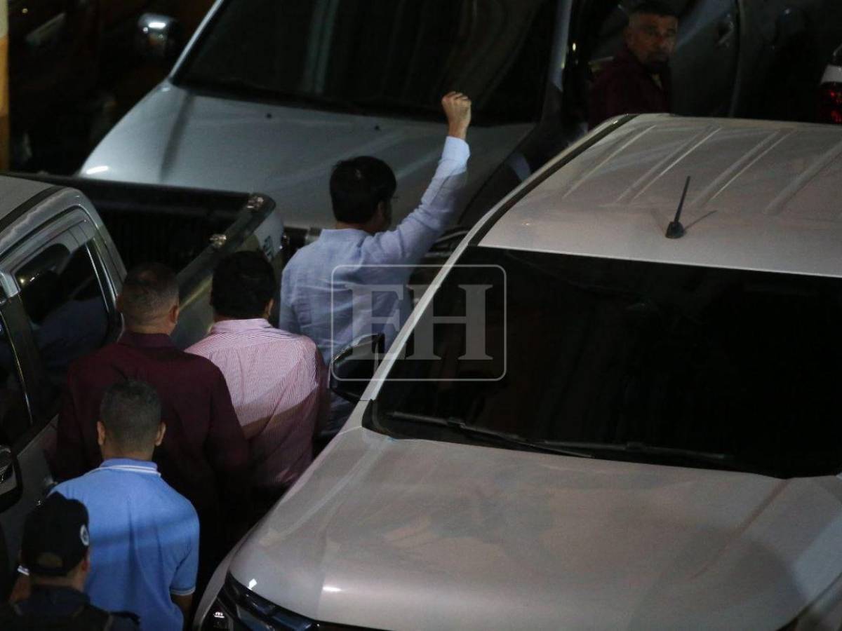 Con el puño en alto y con una sonrisa: así salió Johel Zelaya del Congreso