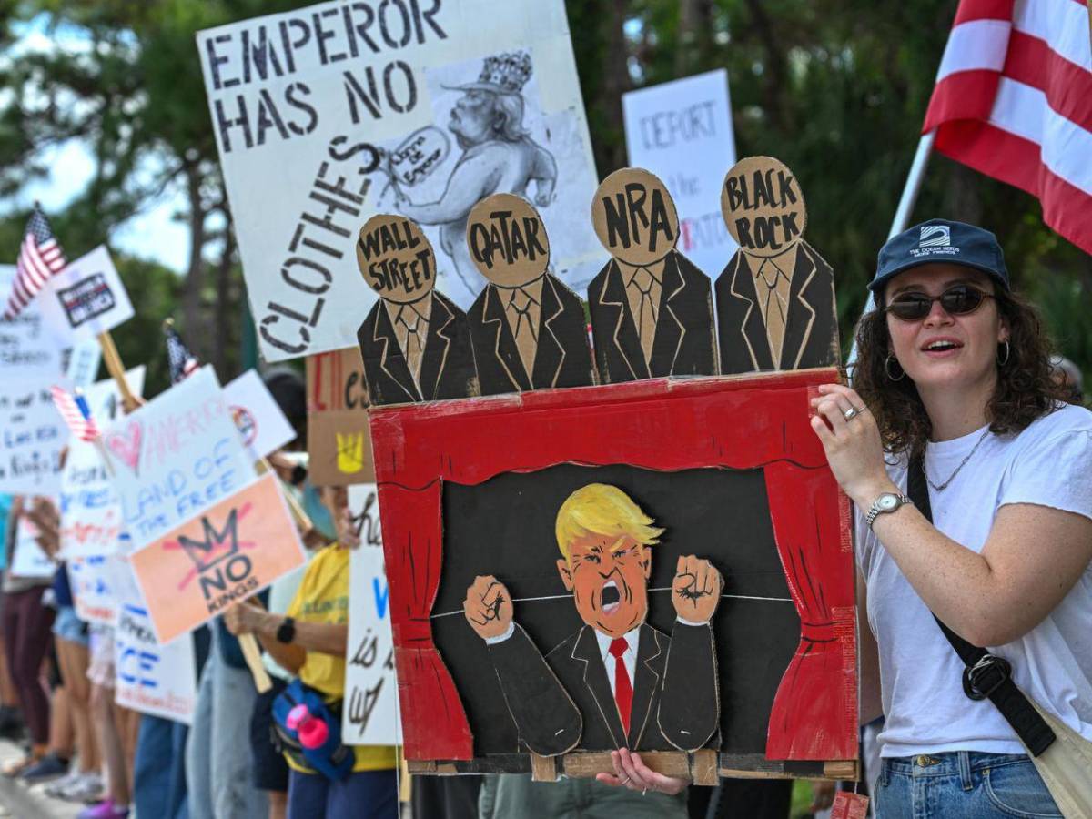 Miles de personas en todo EE.UU. protestan contra Trump: No queremos Reyes