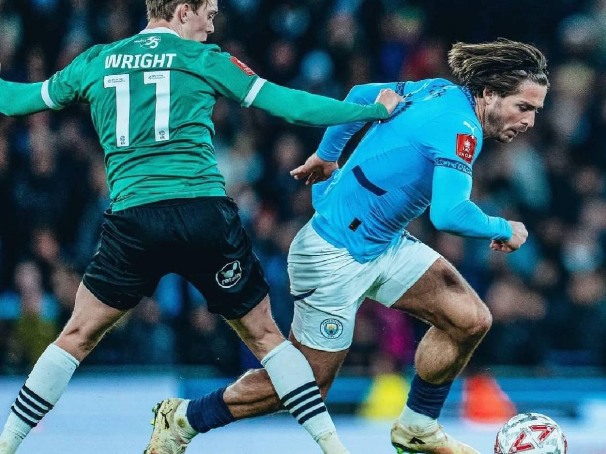 Reconocido futbolista envuelto en polémica tras ser captado borracho al salir de club social