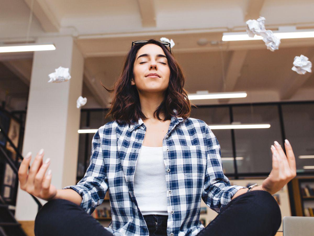 La inteligencia emocional contribuye a construir equipos cohesionados, fomentar un clima laboral positivo y resolver conflictos de manera constructiva.