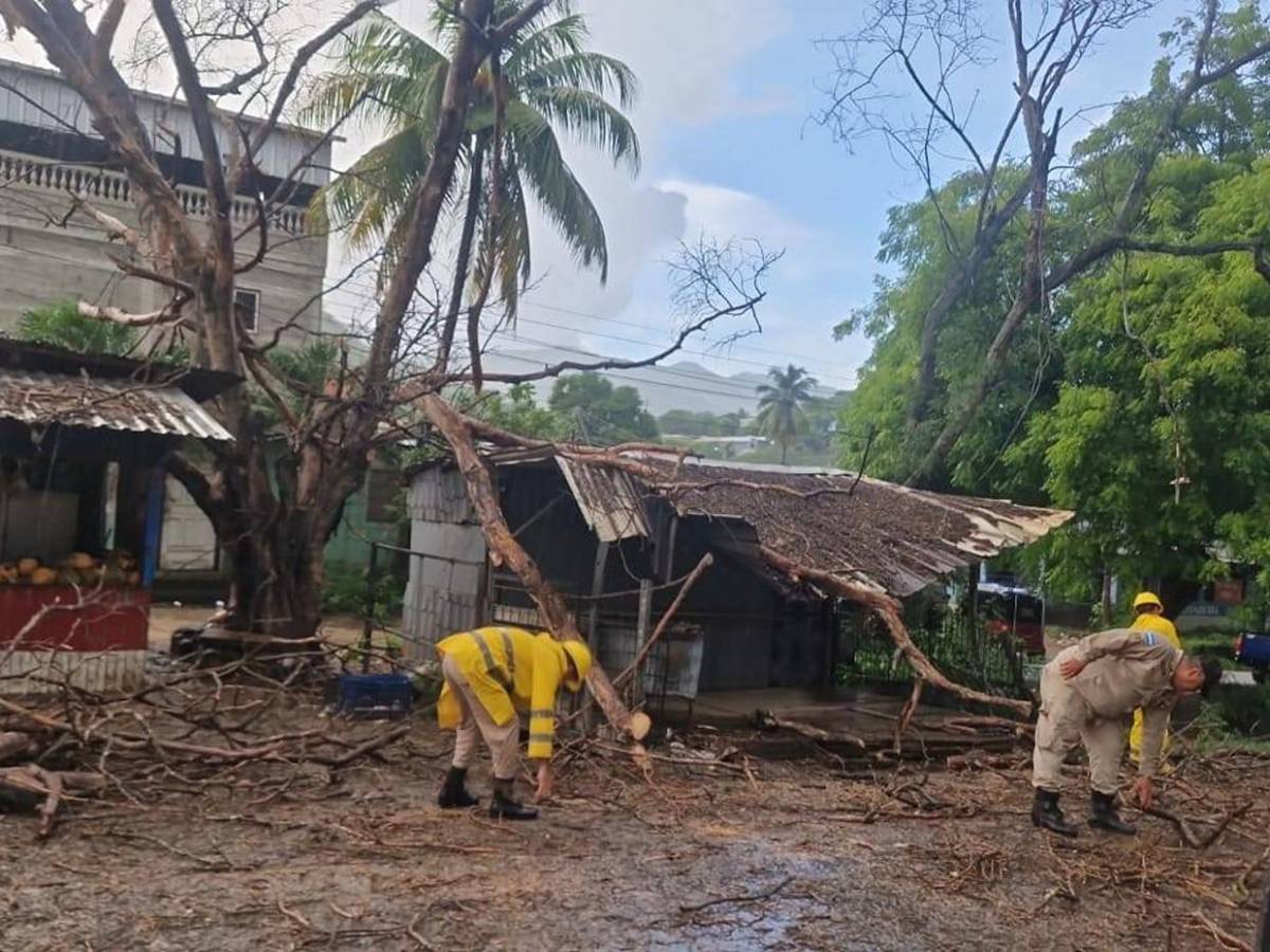 Media hora de lluvia colapsa calles y provoca caos vial en San Pedro Sula
