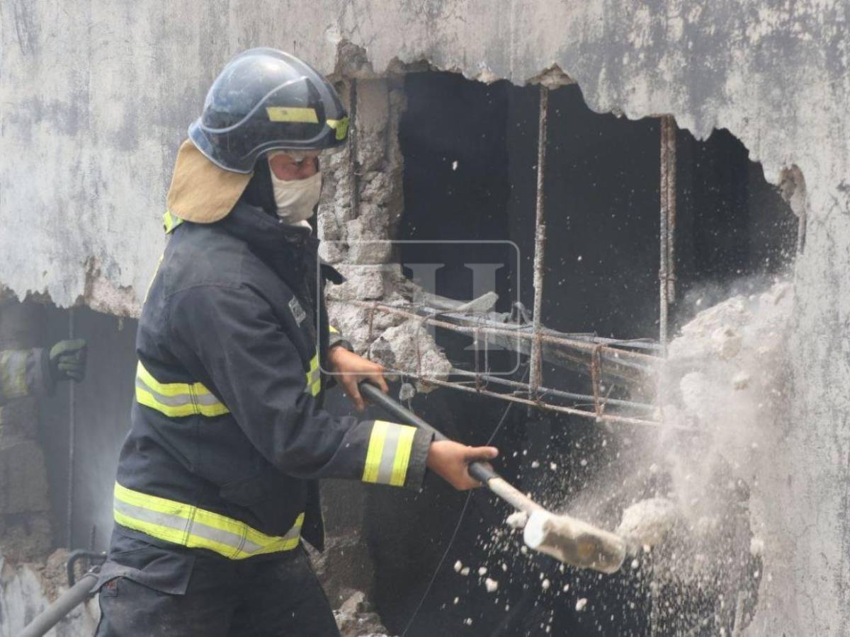 Rompiendo paredes: bomberos siguen buscando a desaparecidos en bodega del anillo periférico