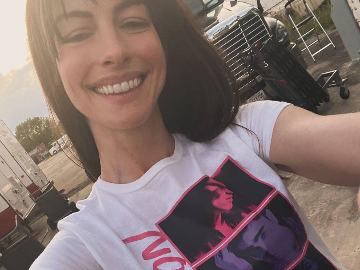 Anne Hathaway dice que Tom Holland es como un hijo soñado