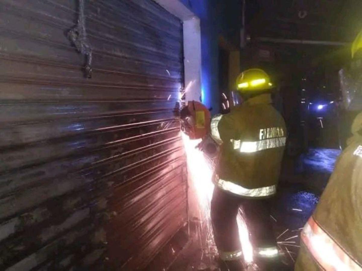 Los bomberos tuvieron que abrir los locales con maquinas para poder ingresar.