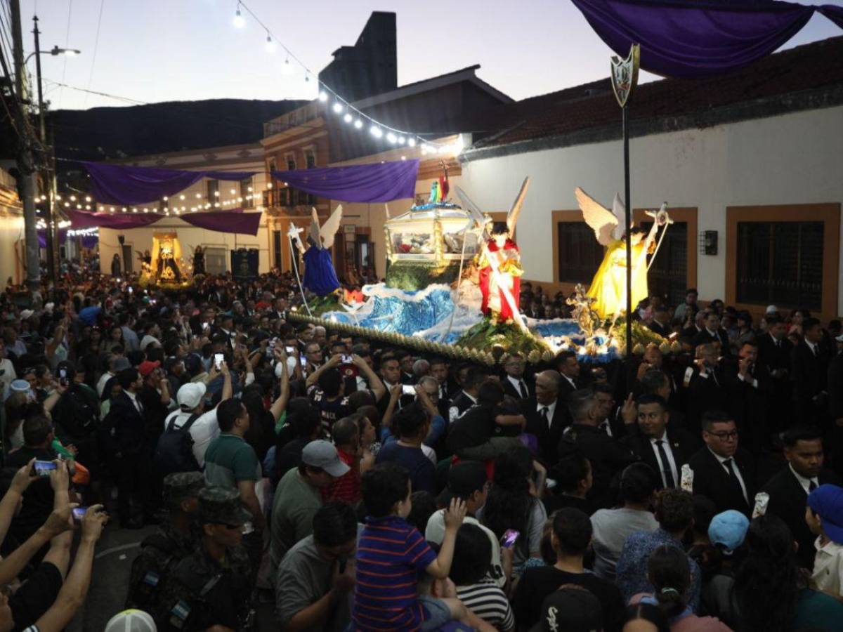 Así se desarrolló la solemne procesión del Santo Entierro en la capital
