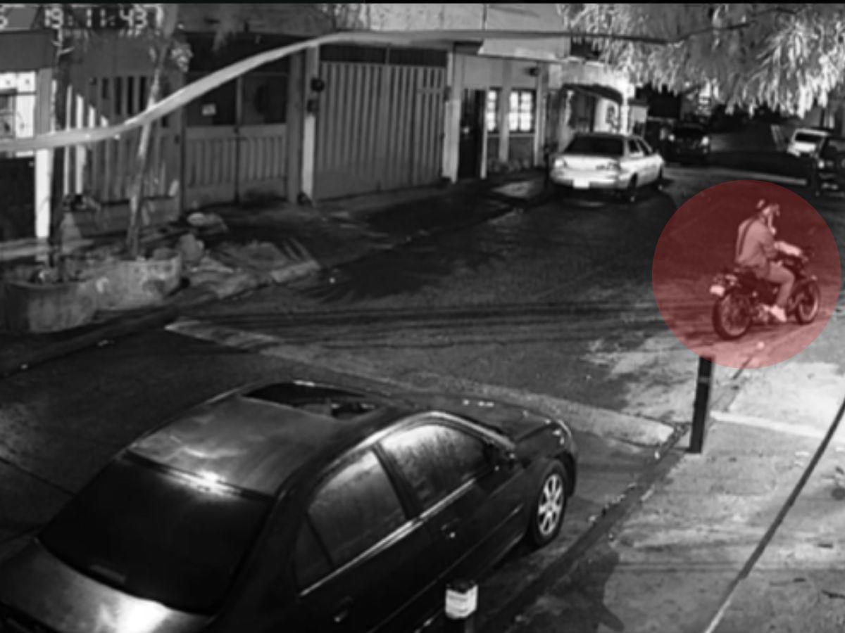 Cuadro a cuadro del momento en que dos hombres despojan de su motocicleta a un ciudadano