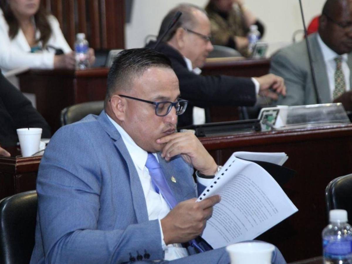 “Ya aburren”: José “Joche” Villanueva estalla ante críticas por haber sido diputado