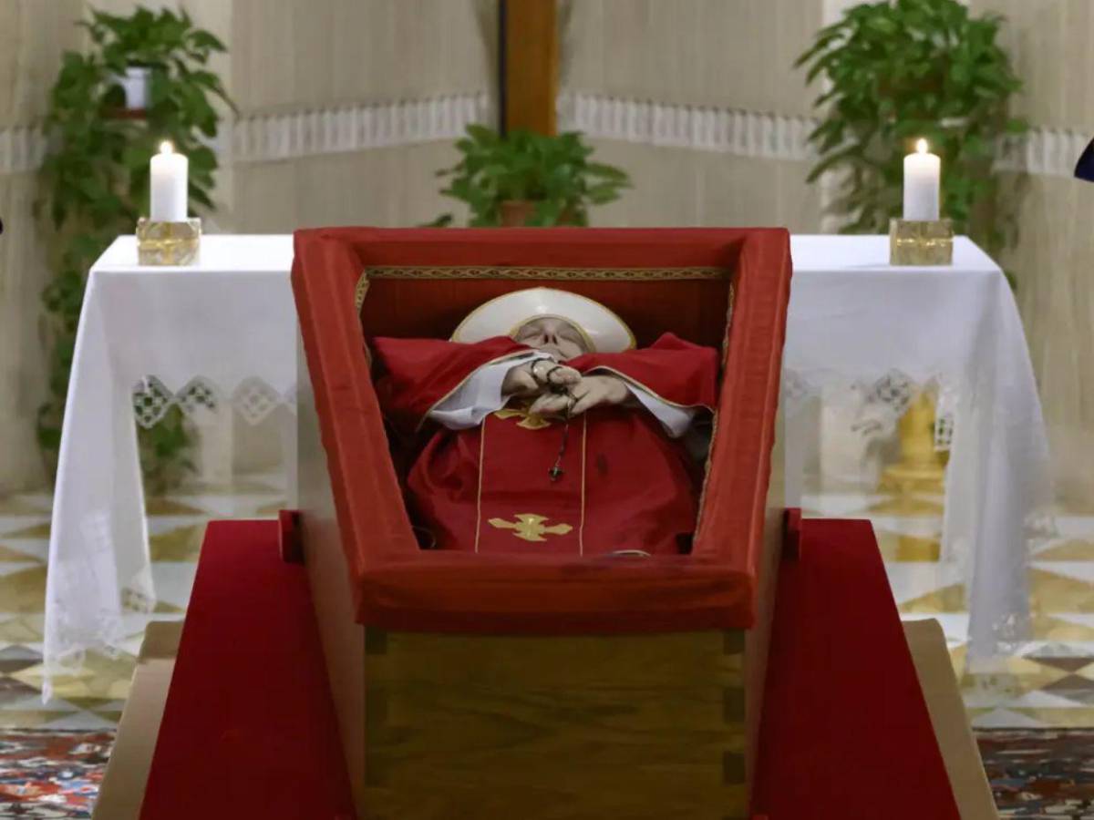 Con su rosario en mano: Las primeras imágenes del papa Francisco en su ataúd Con su rosario en mano: Las primeras imágenes del papa Francisco en su ataúd