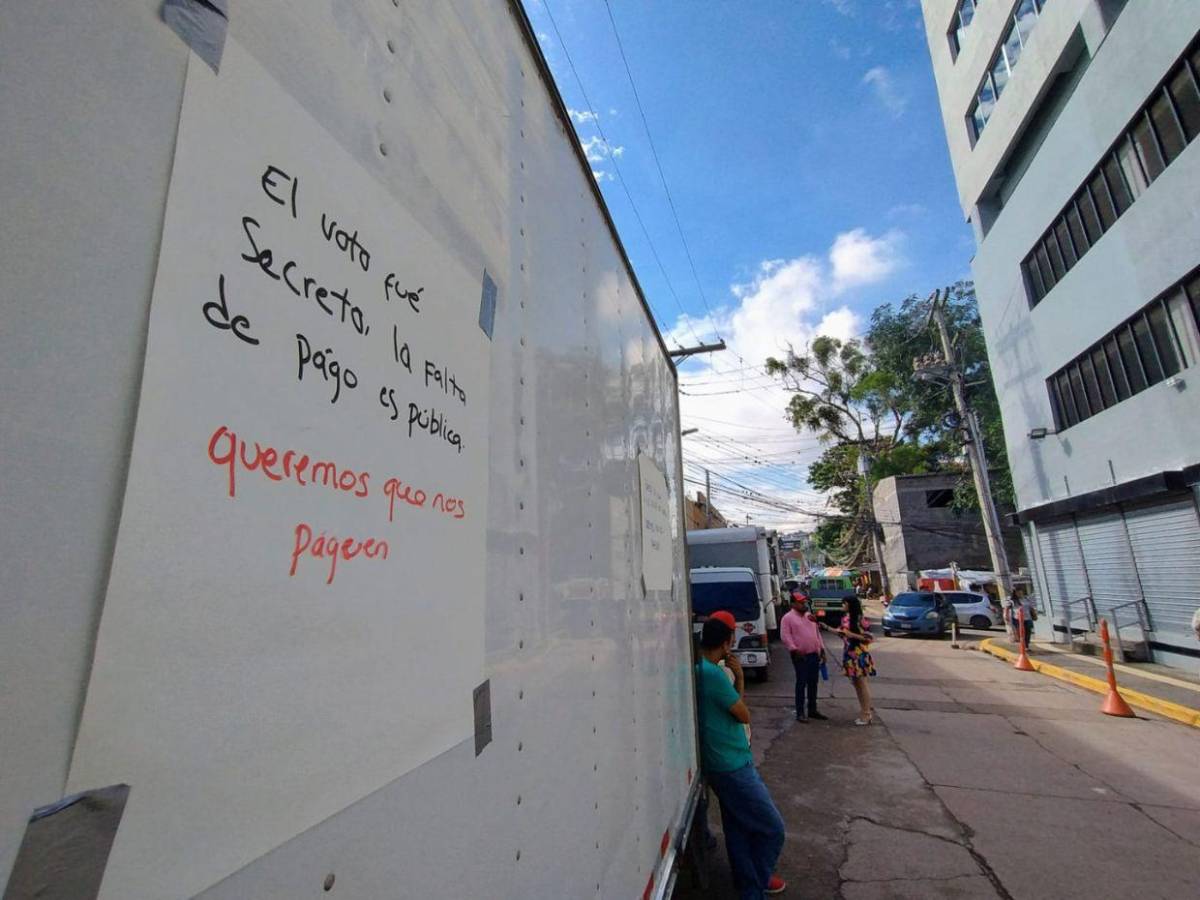 Conductores y dueños de camiones protestan frente al CNE por deuda de L 67 millones