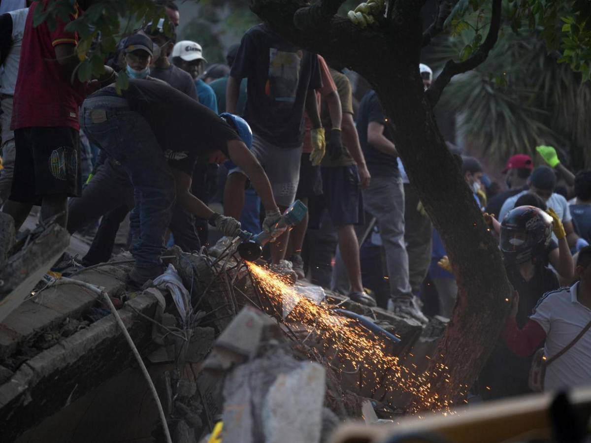 En fotos: Las primeras luces del día revelan la magnitud del terremoto en Colombia