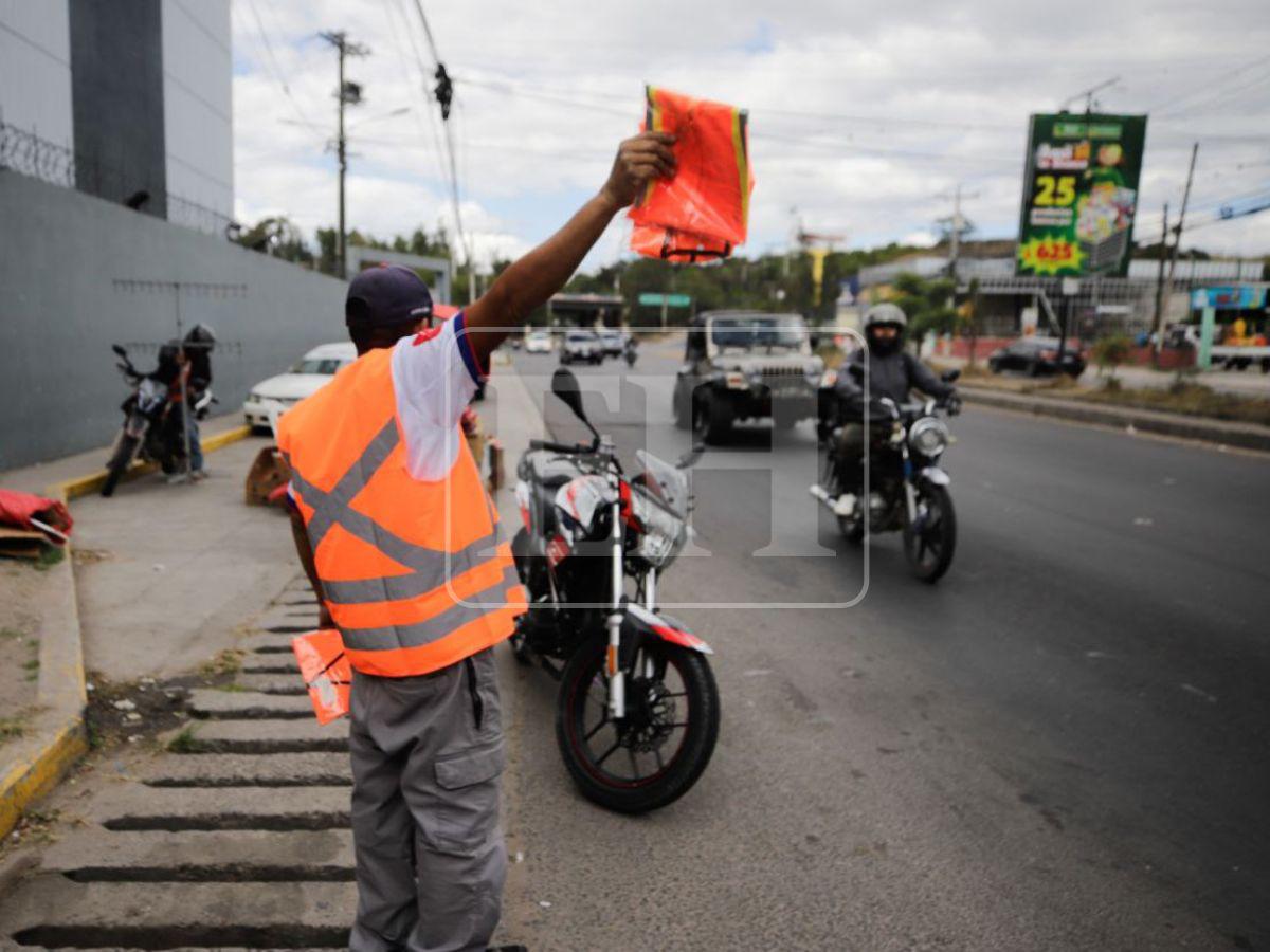 ¿Está autorizado el arnés en motociclistas y qué colores de chaleco reflectivo debes usar?