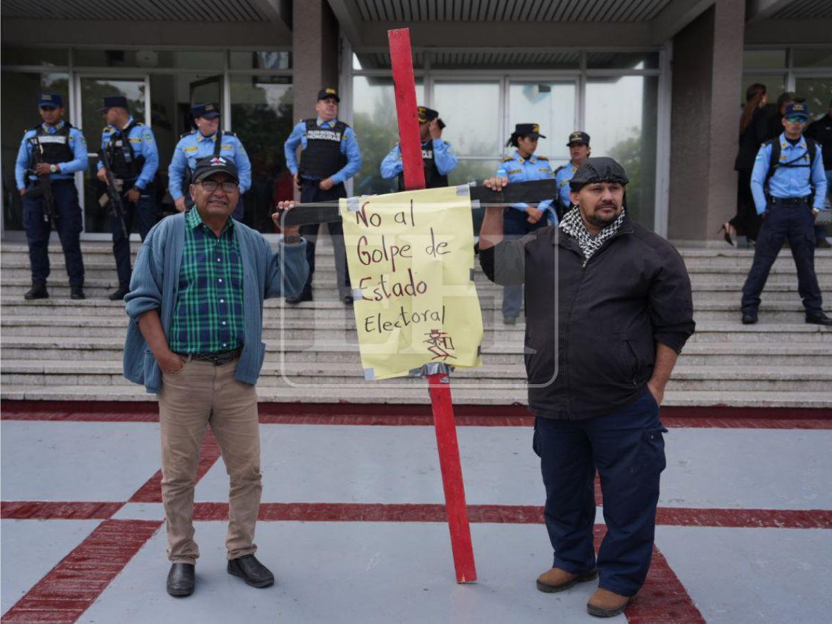 Colectivos de Libre se apostan frente a la CSJ en apoyo a Jorge Aldana