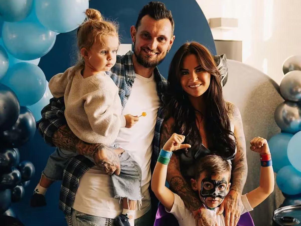 La pareja junto a sus hijos de dos y seis años.