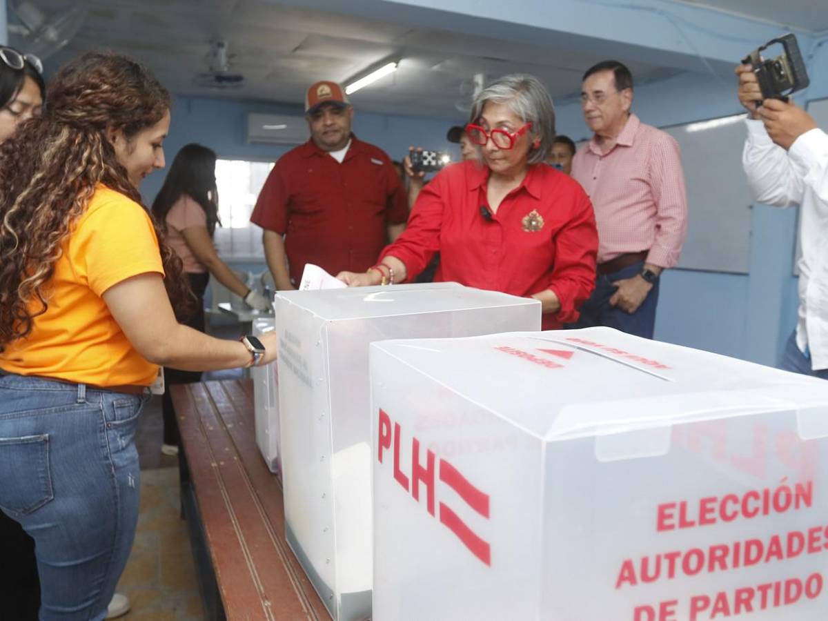 Precandidata liberal Maribel Espinoza vota y culpa a FF AA por retraso en urnas