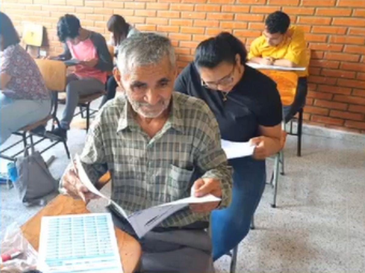 Hondureño de 74 años hizo prueba de aptitud para estudiar inglés en la UPNFM