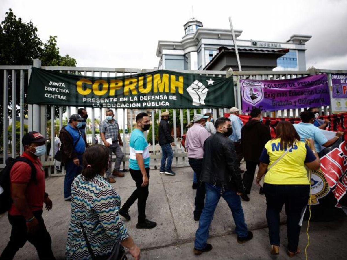 ¡Deuda histórica! más de 215 millones de lempiras debe Gobierno a maestros desde 2012