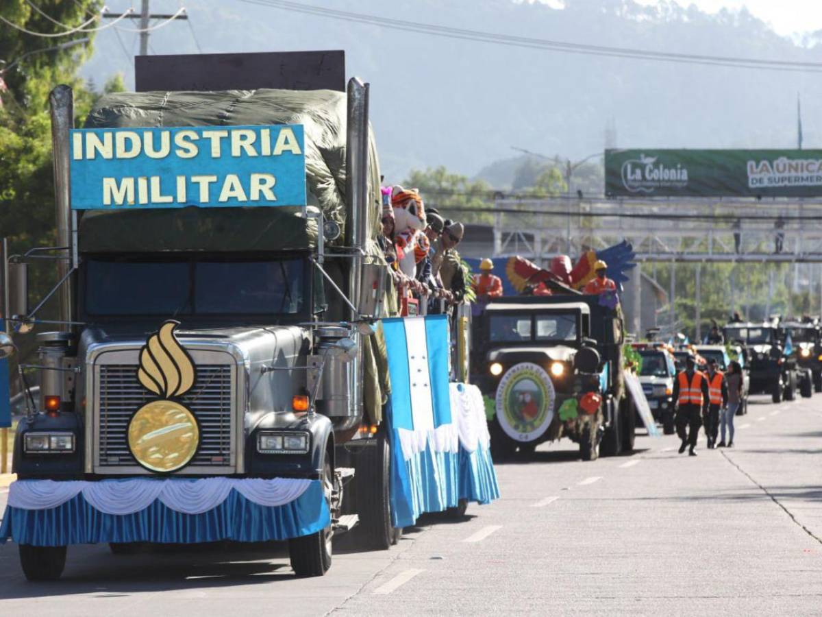 En medio de tensión política, FF AA realiza desfile militar para conmemorar bicentenario del Ejército