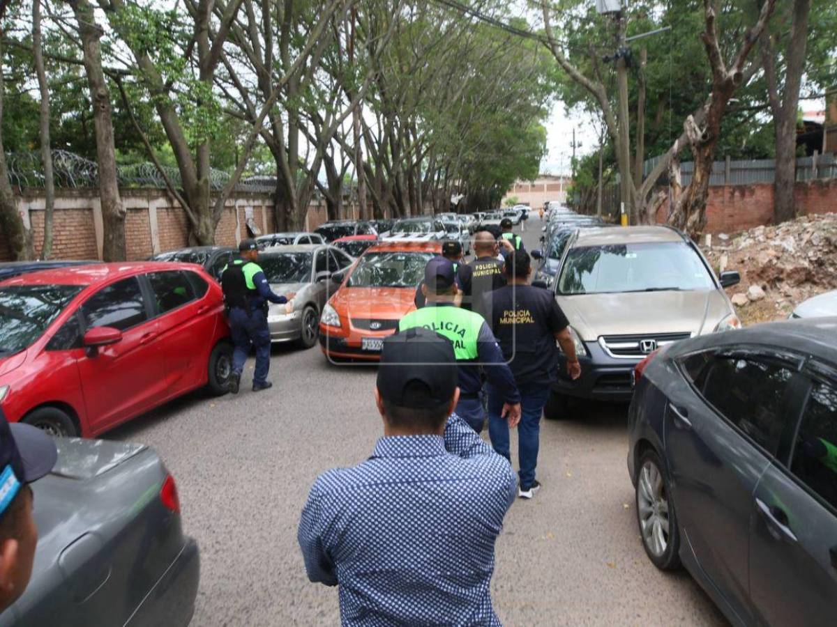 Pagarán más de L2 mil de multa: AMDC decomisa vehículos mal estacionados en la morgue capitalina