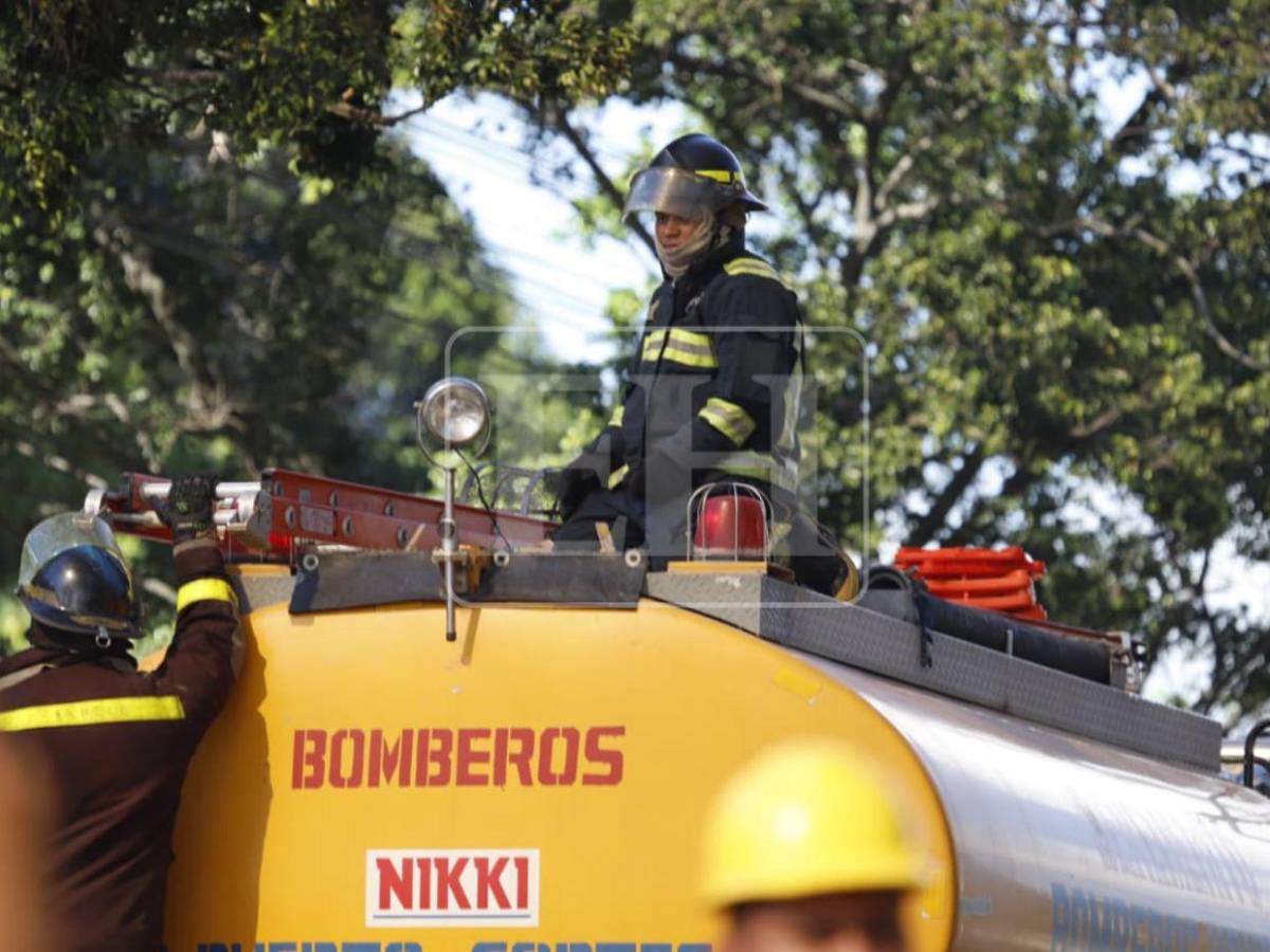 FOTOS: Voraz incendio consume empresa de madera en Choloma; bomberos luchan por apagarlo