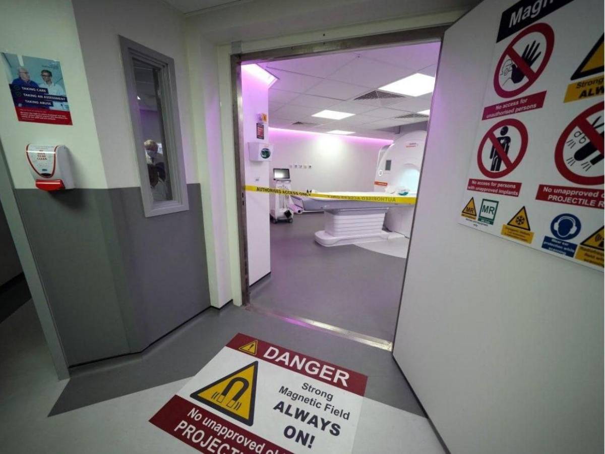 Máquina de resonancia magnética succiona a un hombre hasta la muerte en NY