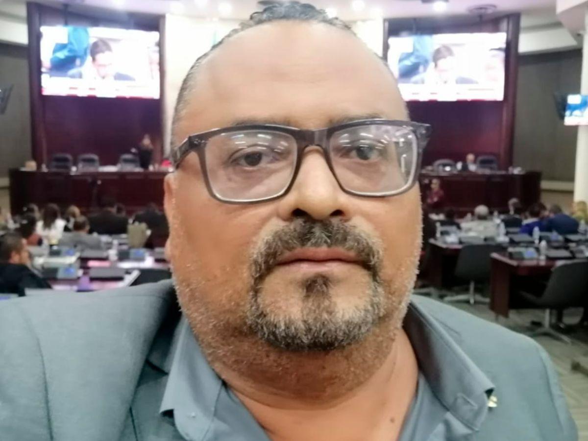 Bayron Banegas, el diputado de Libre que propone ponerle cintas reflectivas a las vacas