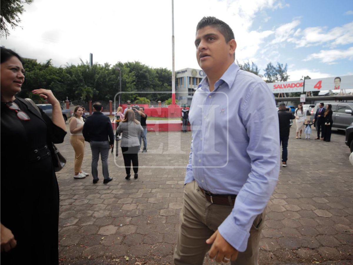 Diputados propietarios y suplentes del PL llegan a la sede para reclamar su credencial