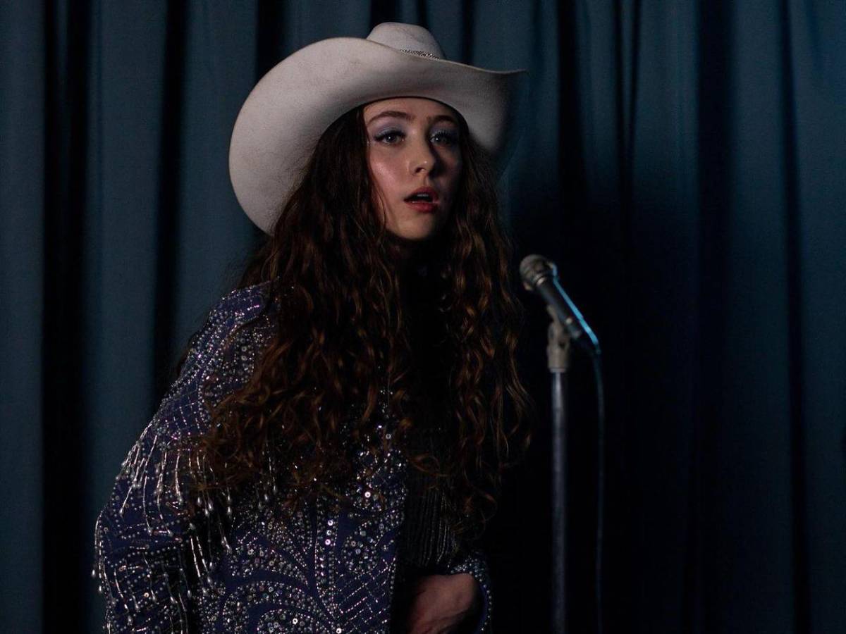 ¿Abuso laboral? Chappell Roan desata controversia por gesto hacia su asistente