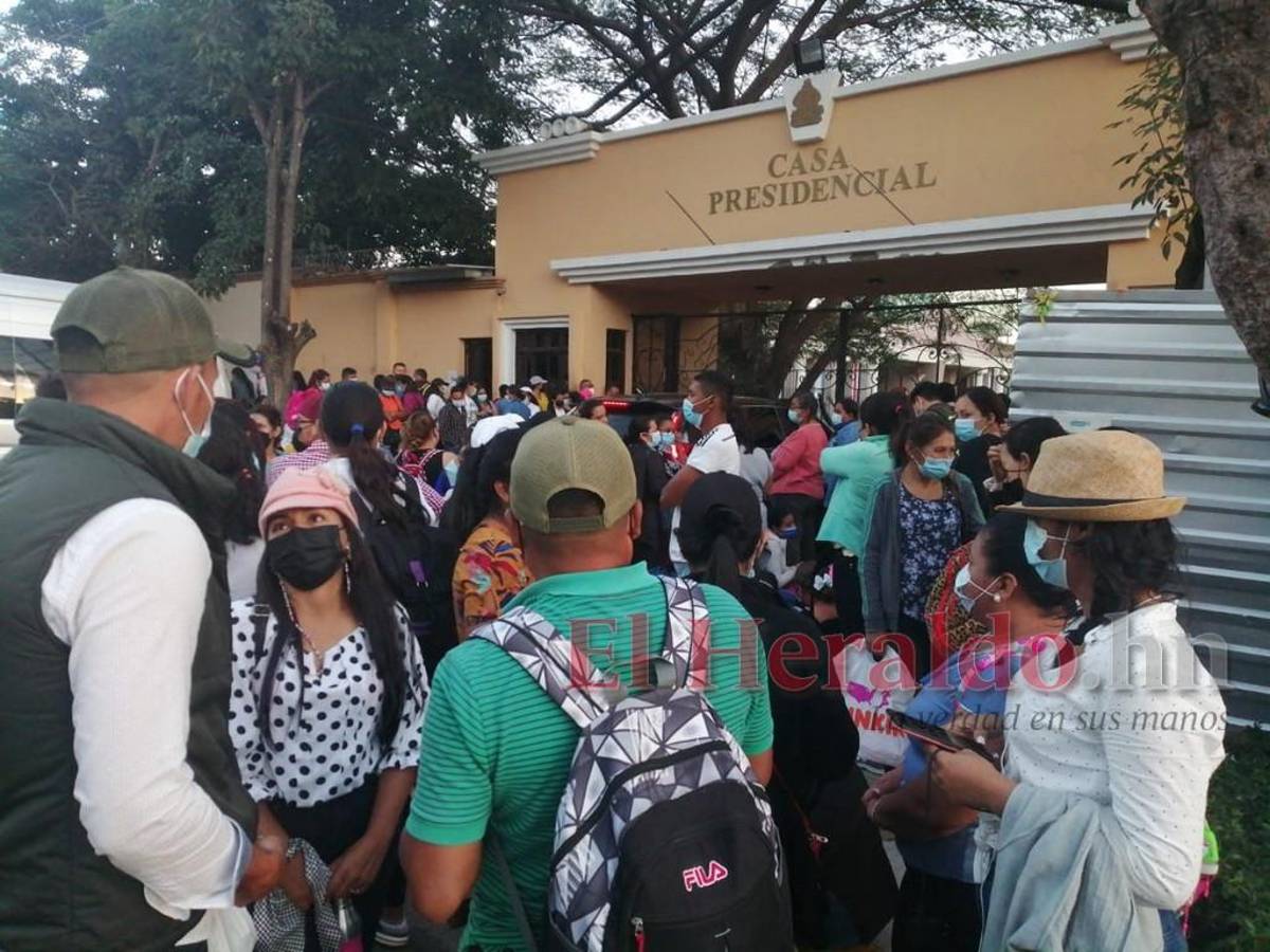 Maestros Proheco arrecian protestas frente a Casa Presidencial