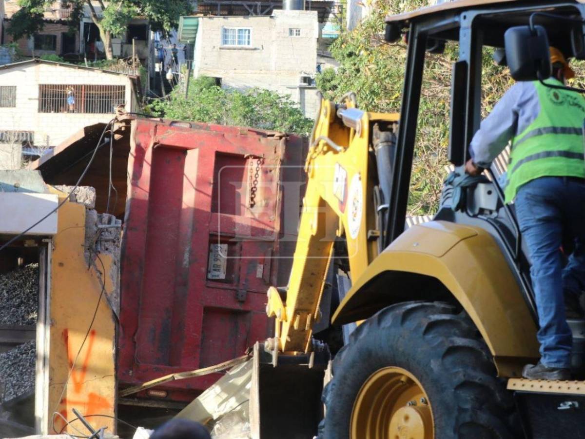 Retiran escombros y quitan volqueta de la zona del accidente en Villa Nueva