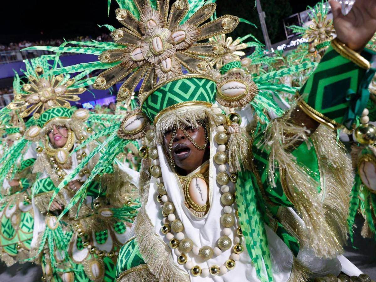Carvanal 2025: Escuelas de samba destacan la herencia africana en Brasil